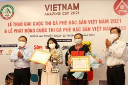 Ban tổ chức trao giải cho các đơn vị. Ảnh: TTXVN phát