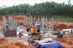 Gấp rút thi công khu cách ly y tế tập trung số 2 tại huyện Lâm Thao. Ảnh: Trung Kiên - TTXVN 