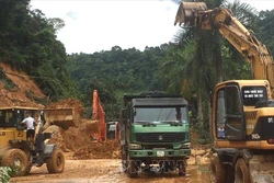 Các đơn vị thi công đưa các phương tiện, máy móc khẩn trương xử lý khu vực sạt lở trên QL2, đoạn từ thành phố Hà Giang đi huyện Vị Xuyên. Ảnh: Minh Tâm-TTXVN