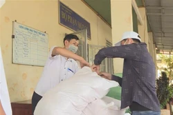 Phát gạo cho hộ nghèo. Ảnh: TTXVN phát 