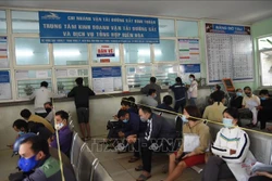 Người dân Đồng Nai chờ đợi tại Ga Biên Hòa (Đồng Nai) để tới lượt trả lại vé tàu Tết do lo sợ dịch bệnh COVID-19. Ảnh: Lê Xuân-TTXVN
