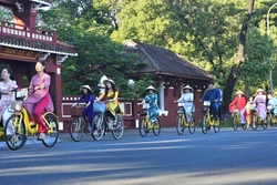 Lan tỏa hình ảnh áo dài Huế đến cộng đồng