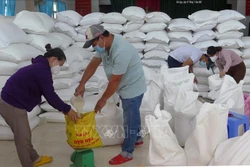 Tổ chức xuất, cấp gạo cho người dân gặp khó khăn tại xã Bình Ngọc, thành phố Tuy Hòa (Phú Yên). Ảnh: Xuân Triệu - TTXVN 