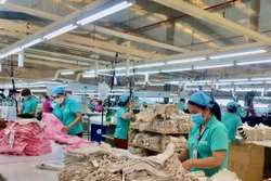 Ca làm việc của công nhân . Ảnh: TTXVN phát 