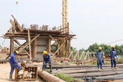 Một góc công trường thi công cầu Huống Thượng thuộc Dựa án phát triển đô thị động lực Thành phố Thái Nguyên. Ảnh: Hoàng Nguyên - TTXVN 