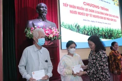Tiếp nhận kinh phí tài trợ từ các mạnh thường quân. Ảnh: Huỳnh Phúc Hậu - TTXVN 