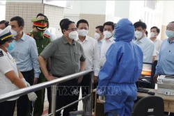 Thủ tướng Phạm Minh Chính thăm hỏi, động viên các đơn vị làm nhiệm vụ tại Trạm liên hợp cửa khẩu quốc tế Mộc Bài. Ảnh: Lê Đức Hoảnh - TTXVN 