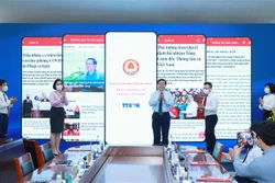 Đồng chí Nguyễn Trọng Nghĩa, Bí thư Trung ương Đảng, Trưởng Ban Tuyên giáo Trung ương và các đại biểu tại lễ khai trương ứng dụng thông tin Tuyên giáo. Ảnh: Phương Hoa - TTXVN 