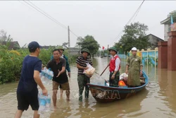 Người dân xã Hưng Trung được hỗ trợ các nhu yếu phẩm và lương thực trong những ngày bị cô lập. Ảnh: Bích Huệ - TTXVN
