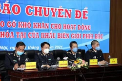 Phó Cục trưởng Cục Hải quan Lạng Sơn Vy Công Tường (thứ hai từ trái sang) trả lời câu hỏi của phóng viên. Ảnh: Phạm Hậu - TTXVN 