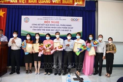 Trao chứng nhận OCOP cho các sản phẩm. Ảnh: Huỳnh Phúc Hậu - TTXVN 