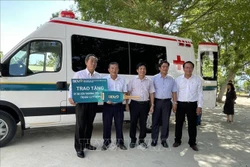 Đại diện BIDV trao tặng xe cứu thương cho Trung tâm Y tế huyện Ninh Hải. Ảnh: TTXVN phát 