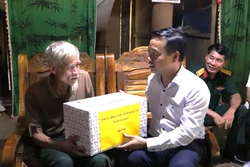 Chủ tịch UBND tỉnh Lai Châu (ngoài cùng bên phải) tặng quà cho thương binh Hoàng Văn Vang, bản Nậm Ty, xã Nậm Hàng, huyện Nậm Nhùn. Ảnh: TTXVN phát