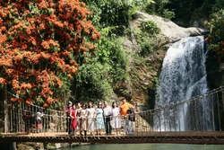 Đông đảo khách du lịch đến với Cổng Trời Đông Giang, tỉnh Quảng Nam. Ảnh: Trần Tĩnh-TTXVN