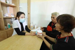 Cấp phát thuốc theo bảo hiểm y tế cho người dân tại trạm y tế xã Ea Knuếc (huyện Krông Pắk). Ảnh: Vũ Sinh – TTXVN