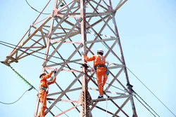 Các thí sinh thi nội dung Quản lý vận hành đường dây 110kV. Ảnh: Huy Hùng - TTXVN 