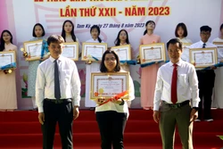 Lãnh dạo thành phố Tam Kỳ trao Giải thưởng Phan Châu Trinh lần thứ 22 cho các cá nhân. Ảnh: Trịnh Bang Nhiệm - TTXVN 