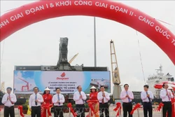 Nguyên Chủ tịch nước Trương Tấn Sang, Phó Thủ tướng Thường trực Chính phủ Trương Hòa Bình và các đại biểu cắt băng khánh thành giai đoạn I và khởi công giai đoạn II Cảng quốc tế Long An. Ảnh: Thanh Bình - TTXVN