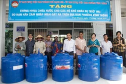 Kiên Giang trao thùng chứa nước tặng bà con gặp khó khăn do hạn mặn