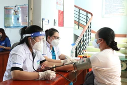 Khám sàng lọc trước khi tiêm vaccine phòng COVID-19 tại thành phố Buôn Ma Thuột. Ảnh: Tuấn Anh – TTXVN
