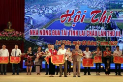 Ban tổ chức trao Giải Nhất toàn đoàn cho Hội nông dân huyện Tân Uyên. Ảnh: Quý Trung – TTXVN 
