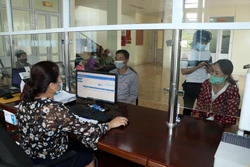 Người dân đến đăng ký mua thẻ bảo hiểm y tế tại Bảo hiểm xã hội huyện Yên Châu, tỉnh Sơn La. Ảnh: Hữu Quyết - TTXVN 