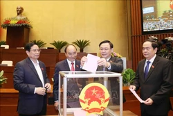 Các đồng chí lãnh đạo Đảng, Nhà nước bỏ phiếu miễn nhiệm Phó Chủ tịch nước, một số ủy viên Ủy ban Thường vụ Quốc hội, Chủ nhiệm một số Ủy ban của Quốc hội, Tổng Thư ký Quốc hội, Tổng Kiểm toán nhà nước. Ảnh: Phương Hoa - TTXVN