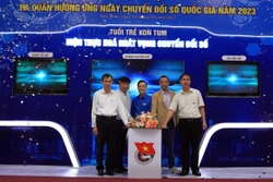 Các đại biểu ấn nút phát động ra quân hưởng ứng Ngày Chuyển đổi số quốc gia năm 2023 với chủ đề “Tuổi trẻ Kon Tum hiện thực hóa khát vọng Chuyển đổi số”. Ảnh: Khoa Chương - TTXVN 
