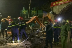 Liên quan đến sự cố mưa lũ sáng 3/7/2022 khiến 1 công nhân mất tích và 3 người bị thương trong hầm thủy điện tại bản Phi Lĩnh, xã Si Pa Phìn, huyện Nậm Pồ (tỉnh Điện Biên). Đến tối 3/7, lực lượng chức năng vẫn đang huy động tối đa nhân lực, phương tiện nỗ