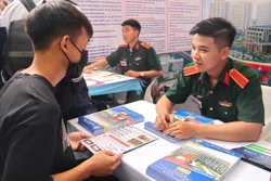 Tư vấn tuyển sinh của các trường trong ngày hội. Ảnh: Nguyễn Thùy Dương - TTXVN phát 