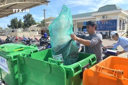Ngư dân đưa rác về bờ - mô hình thiết thực bảo vệ môi trường biển