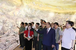 Chủ tịch nước Nguyễn Xuân Phúc tưởng niệm các anh hùng liệt sĩ, tặng quà cựu chiến binh Điện Biên Phủ