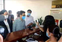 Phó Thủ tướng Vũ Đức Đam kiểm tra công tác phòng chống dịch COVID-19 tại nhà nghỉ Xuân Hồng, phường Bãi Cháy, thành phố Hạ Long. Ảnh: Đức Hiếu - TTXVN
