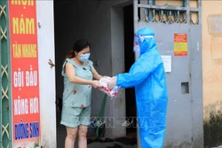 Hỗ trợ thực phẩm cho công nhân lao động trong khu phong tỏa khu phố Thượng, phường Khắc Niệm, thành phố Bắc Ninh. Ảnh: Thanh Thương- TTXVN