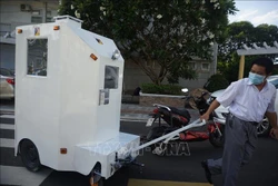 Thiết bị có thể di chuyển dễ dàng bằng xe máy điện hoặc kéo tay với hệ thống cơ khí linh hoạt. Ảnh: Văn Dũng - TTXVN