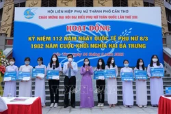 Hội LHPN thành phố Cần Thơ trao 20 suất học bổng cho các học sinh quận Ô Môn, Bình Thủy và huyện Phong Điền. Ảnh: Thu Hiền - TTXVN 