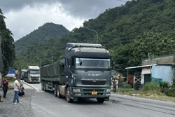 Các phương tiện lần lượt lưu thông qua đèo Bảo Lộc sau khi tuyến đèo được thông tuyến từ trưa 1/8. Ảnh: TTXVN phát