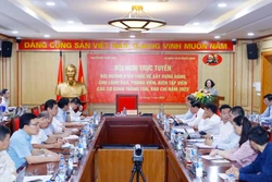 Đồng chí Nguyễn Tuấn Hùng, Phó Bí thư Đảng ủy, Phó Tổng giám đốc, Chủ nhiệm Ủy ban Kiểm tra Đảng ủy TTXVN báo cáo tóm tắt sơ kết công tác kiểm tra, giám sát và thi hành kỷ luật trong Đảng 6 tháng đầu năm và nhiệm vụ công tác 6 tháng cuối năm 2022. Ảnh: Tu