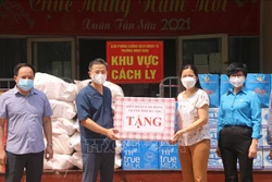 100 suất quà được trao cho lực lượng công tác tại khu cách ly phong tỏa khu chung cư 310 Minh Khai. Ảnh: TTXVN phát