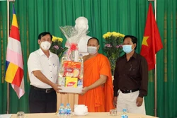 Quận ủy Ninh Kiều tặng quà cho Thượng tọa Trần Sone, Trụ trì chùa Munirangsay. Ảnh: Ngọc Thiện- TTXVN 
