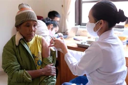 Đồng bào người K’Ho ở xã vùng sâu Đưng K’Nớ (huyện Lạc Dương, Lâm Đồng) tiêm vaccine phòng COVID-19. Ảnh: TTXVN 
