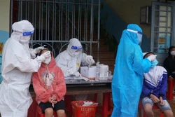 Lấy mẫu xét nghiệm cho học sinh Trường Tiểu học Phan Bội Châu, xã Ea Drơng, huyện Cư M’gar, Đắk Lắk. Ảnh: Tuấn Anh – TTXVN 