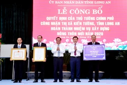 Bộ trưởng Bộ NN&PTNT Lê Minh Hoan và Phó Bí thư Thường trực Tỉnh ủy Long An Nguyễn Thanh Hải trao Quyết định của Thủ tướng Chính phủ công nhận thị xã Kiến Tường hoàn thành nhiệm vụ xây dựng nông thôn mới. Ảnh: Bùi Giang - TTXVN 