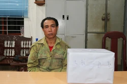 Đối tượng Thong Si và tang vật tại cơ quan công an. Ảnh: TTXVN phát 