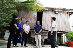Ông Huynh Bích (thứ hai, phải qua), dân tộc Khmer, Trưởng ấp Hòa Đông A, là người có uy tín, xã Hòa Hiệp, huyện Tân Biên. Ảnh: Hồng Đạt - TTXVN 
