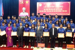 Các sinh viên vượt khó tiêu biểu chụp ảnh lưu niệm cùng các lãnh đạo tỉnh Tuyên Quang. Ảnh: Quang Cường – TTXVN 