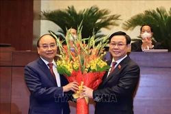 Chủ tịch Quốc hội Vương Đình Huệ chúc mừng Chủ tịch nước Nguyễn Xuân Phúc. Ảnh: Thống Nhất - TTXVN