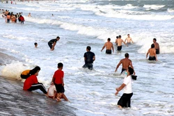 Du khách tham quan vui chơi tại bãi biển Đồi Dương, thành phố Phan Thiết. Ảnh: Nguyễn Thanh - TTXVN 