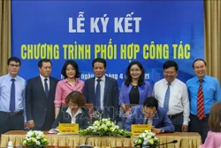Bà Kiều Thúy Nga, Giám đốc Thư viện Quốc gia Việt Nam và ông Nguyễn Nguyên, Cục trưởng Cục Xuất bản, In và Phát hành ký kết chương trình hợp tác. Ảnh: Tuấn Đức - TTXVN
