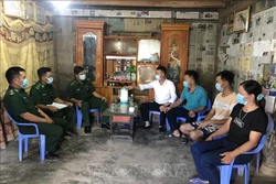 Cán bộ, chiến sĩ Đồn biên phòng Bạch Đích, huyện Yên Minh (Hà Giang) tuyên truyền công tác phòng, chống dịch COVID-19 tới người dân. Ảnh: Nguyễn Chiến-TTXVN 